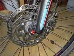 Hamulec tarczowy roweru z mocowaniem **center lock**. Widoczny zacisk Shimano i tarcza DT Swiss.