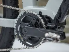 Czyszczenie łańcucha rowerowego to klucz do płynnej jazdy. Widoczny mechanizm korbowy z napędem Bafang i metalowy łańcuch.