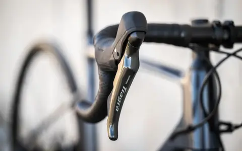 Klamka Shimano Tiagra na kierownicy szosowej. Dowiedz się, jak dobrać szerokość kierownicy szosowej dla optymalnej pozycji.