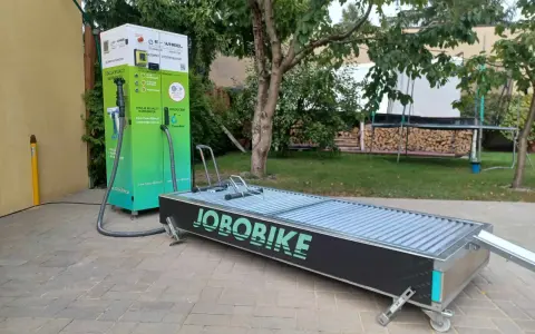 Stacja do mycia rowerów z podjazdem JOBOBIKE. Gotowy do mycia roweru na myjni.