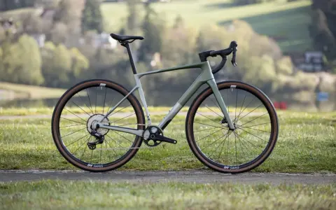 Nowy rower gravel w kolorze oliwkowym, gotowy na przygodę. Idealny na szutrowe drogi i leśne ścieżki, ale sprawdzi się też jako rower trekkingowy.