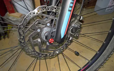 Hamulec tarczowy roweru z mocowaniem **center lock**. Widoczny zacisk Shimano i tarcza DT Swiss.