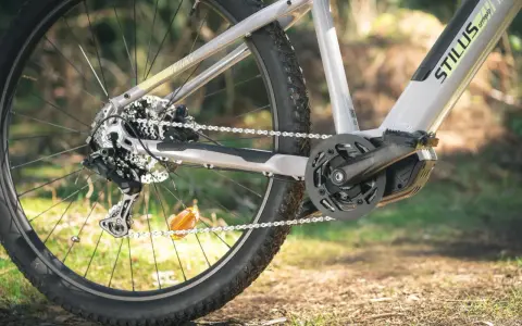 Szukasz informacji, jak dobrać hak przerzutki? Zobacz detale napędu roweru elektrycznego STILUS OFFROAD: przerzutka, kaseta, łańcuch i korba.