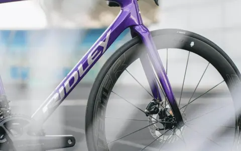 Fioletowy rower Ridley z napędem Ultegra i oponami Vittoria Corsa. Idealne połączenie dla miłośników **najlepszych opon szosowych**.