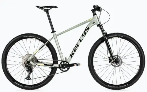 Szary rower Kellys Spider, rower bez amortyzatora, z czarnymi oponami Schwalbe i przerzutkami Shimano.