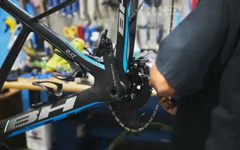 Mechanik reguluje ustawienie przedniej przerzutki w rowerze szosowym BH.