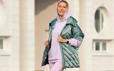 Kobieta w pastelowej bluzie i pikowanej kurtce, idealna stylizacja na wiosnę.