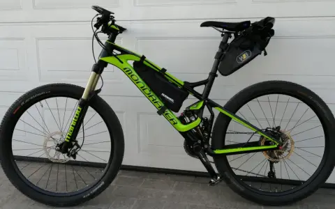 Zielony rower Mondraker z sakwami, gotowy na trasę Wisła 1200.