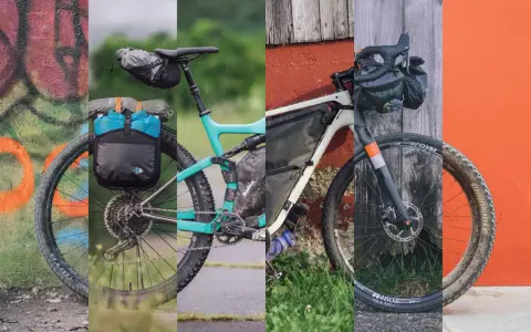 Dwa rowery górskie gotowe do bikepackingu, jeden z sakwami z tyłu, drugi z torbą na ramie.