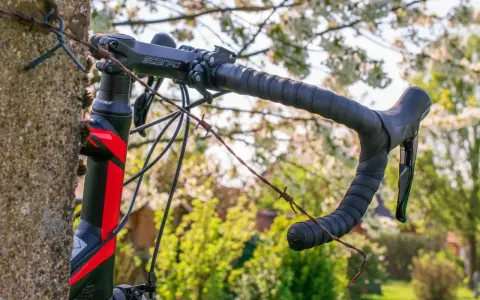 Część kierownicy roweru szosowego z owijką i manetkami, gotowa do bike fittingu.
