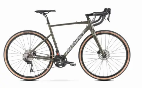 Zielony rower gravel z szerokimi oponami, idealny na każdą nawierzchnię. To jest właśnie gravel!