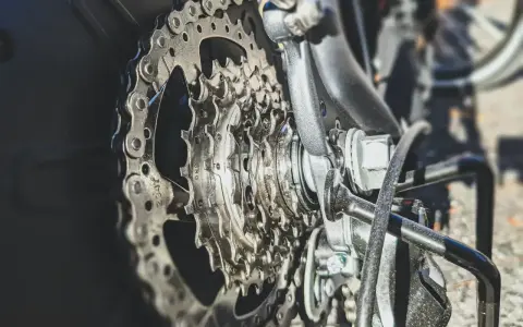 Zbliżenie na kasetę rowerową. Dowiedz się, jak rozpiąć łańcuch rowerowy, by samodzielnie dokonać naprawy.