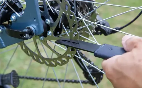 Dysk hamulcowy roweru, część mechanizmu hamulcowego. Różne rodzaje hamulców rowerowych zapewniają bezpieczeństwo.