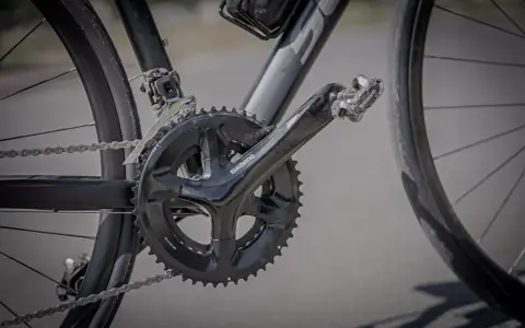 Mechanizm korbowy roweru z widoczną numeracją przerzutek Shimano.