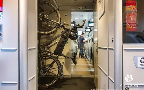 Rower w specjalnym uchwycie w pociągu Pendolino. Podróż z Katowic do Gdańska z rowerem jest możliwa.