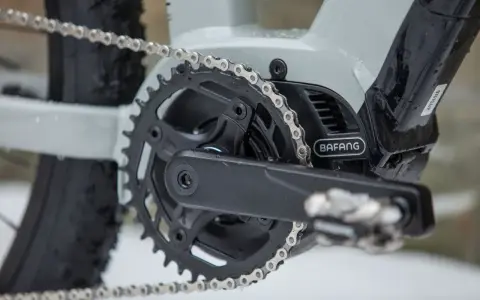 Czyszczenie łańcucha rowerowego to klucz do płynnej jazdy. Widoczny mechanizm korbowy z napędem Bafang i metalowy łańcuch.