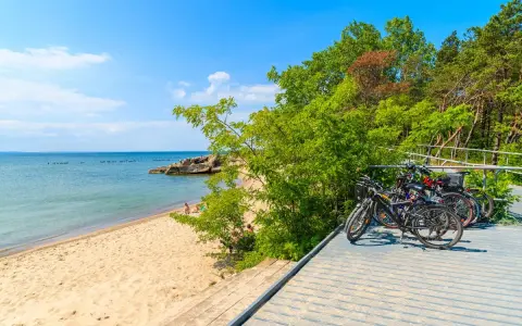Rowerowe wyprawy po kujawsko-pomorskim wybrzeżu. Plaże, lasy i czyste powietrze czekają na odkrycie.
