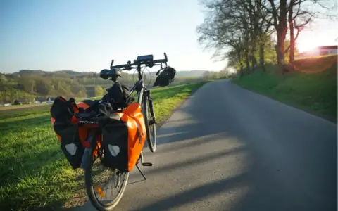 Rower z sakwami gotowy na długie trasy. Idealny wybór, by odkrywać świat.