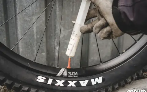 Rękawiczki i strzykawka z mleczkiem do opony tubeless.