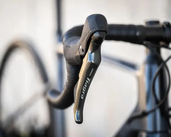 Klamka Shimano Tiagra na kierownicy szosowej. Dowiedz się, jak dobrać szerokość kierownicy szosowej dla optymalnej pozycji.
