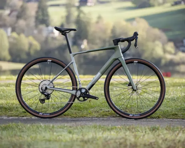Nowy rower gravel w kolorze oliwkowym, gotowy na przygodę. Idealny na szutrowe drogi i leśne ścieżki, ale sprawdzi się też jako rower trekkingowy.