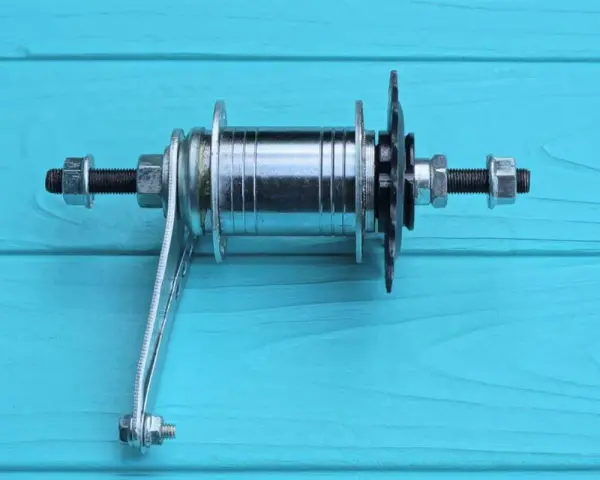Bębenek piasty rowerowej Shimano SIS z zębatkami i nakrętkami, gotowy do montażu.