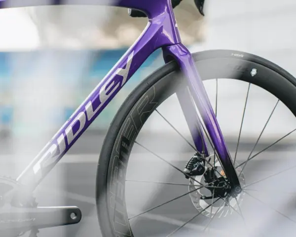 Fioletowy rower Ridley z napędem Ultegra i oponami Vittoria Corsa. Idealne połączenie dla miłośników **najlepszych opon szosowych**.