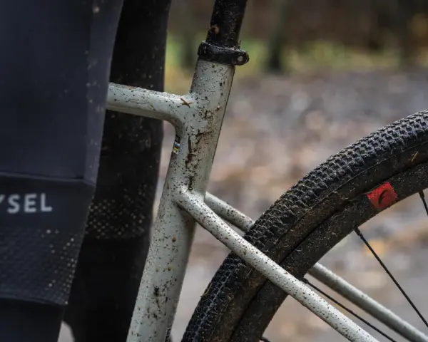 Błotnista opona szytka na rowerze gravelowym, gotowa na przygodę.