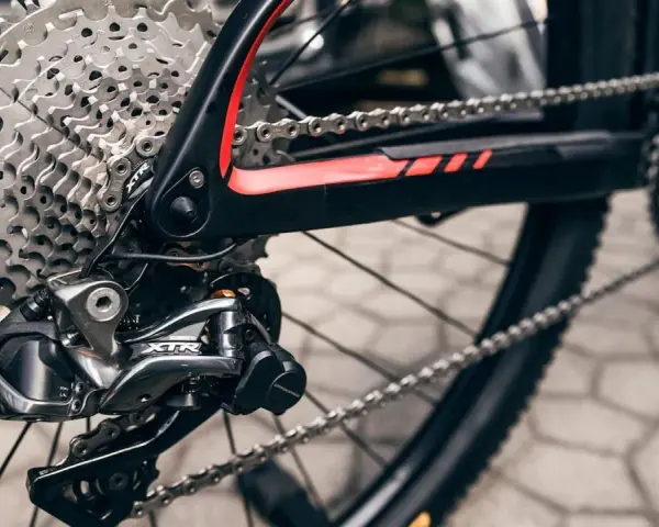 Błyszczący wolnobieg i kaseta Shimano XTR na rowerze górskim. Precyzyjna mechanika napędu gotowa na wyzwania.