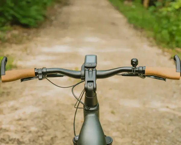 Ulepszenia w rowerze: nowe, wygodne chwyty, licznik i dzwonek. Idealny tuning roweru na leśne ścieżki.