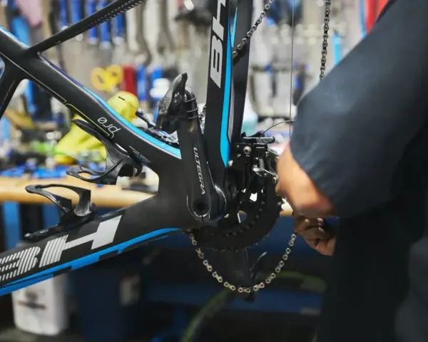 Mechanik reguluje ustawienie przedniej przerzutki w rowerze szosowym BH.