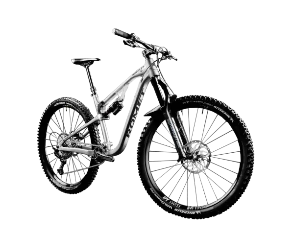 Srebrny rower górski Romet Dagger 2.0 z pełnym zawieszeniem, oponami Michelin Wild Enduro i obręczami DT Swiss M1700. Jedna z wielu marek rowerów.