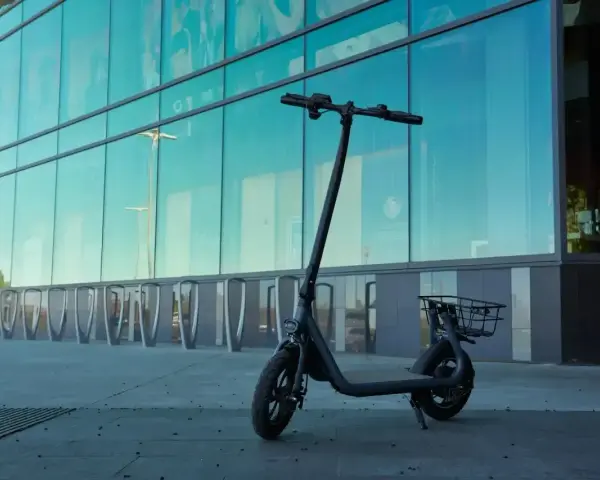 Czarny hulajnoga elektryczna z koszykiem, gotowa na długie trasy. Wyobraź sobie, że ten rower elektryczny zasięg 300 km pozwoli Ci odkryć całe miasto bez ładowania!
