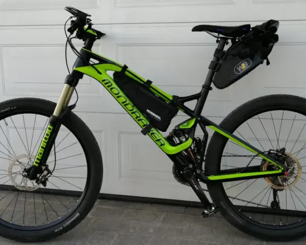 Zielony rower Mondraker z sakwami, gotowy na trasę Wisła 1200.