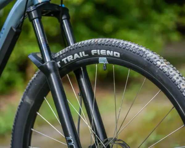 Opona rowerowa "Trail Fiend" z widocznym bieżnikiem, czy to opona drutowa czy zwijana, gotowa na terenowe wyzwania.