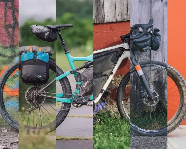 Dwa rowery górskie gotowe do bikepackingu, jeden z sakwami z tyłu, drugi z torbą na ramie.