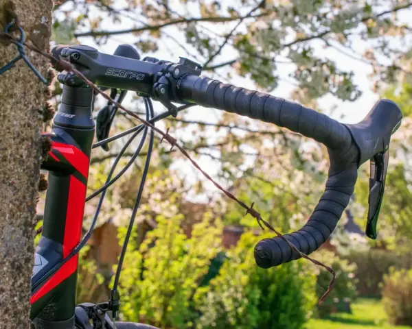 Część kierownicy roweru szosowego z owijką i manetkami, gotowa do bike fittingu.