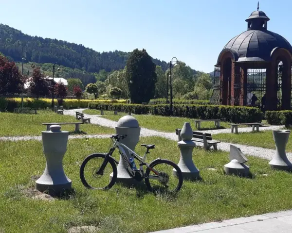 Rower czeka na odkrywanie muszyna tras rowerowych. W tle altana i góry.