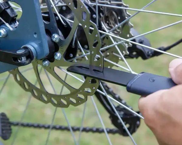Dysk hamulcowy roweru, część mechanizmu hamulcowego. Różne rodzaje hamulców rowerowych zapewniają bezpieczeństwo.