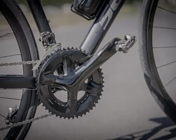 Mechanizm korbowy roweru z widoczną numeracją przerzutek Shimano.