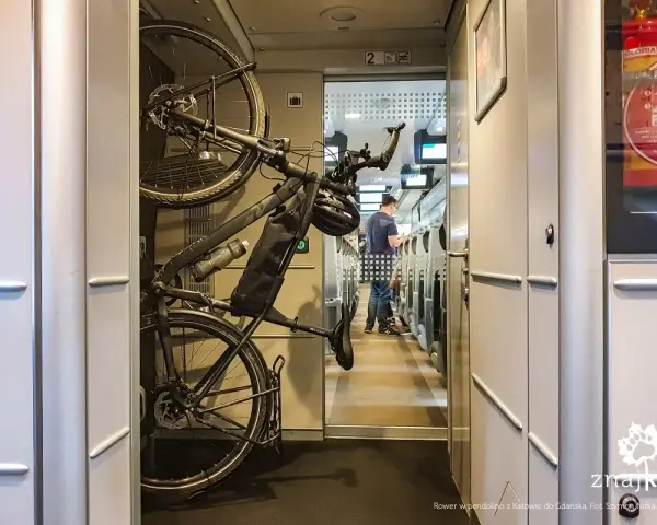 Rower w specjalnym uchwycie w pociągu Pendolino. Podróż z Katowic do Gdańska z rowerem jest możliwa.