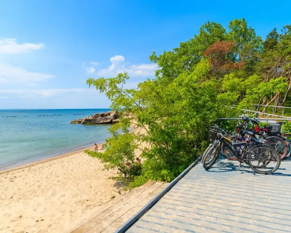 Rowerowe wyprawy po kujawsko-pomorskim wybrzeżu. Plaże, lasy i czyste powietrze czekają na odkrycie.