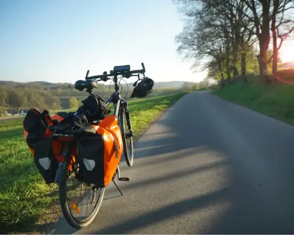 Rower z sakwami gotowy na długie trasy. Idealny wybór, by odkrywać świat.