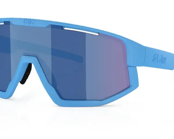 Niebieskie okulary sportowe Bliz Fusion z lustrzanymi soczewkami. Idealne do ochrony oczu podczas aktywności na świeżym powietrzu.