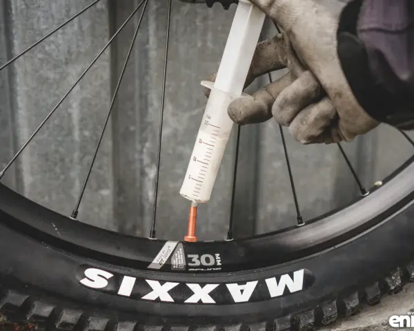 Rękawiczki i strzykawka z mleczkiem do opony tubeless.
