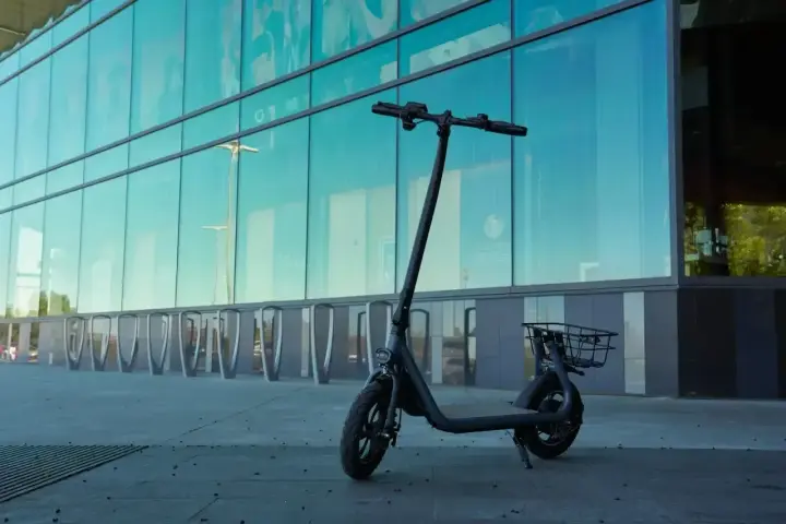 Czarny hulajnoga elektryczna z koszykiem, gotowa na długie trasy. Wyobraź sobie, że ten rower elektryczny zasięg 300 km pozwoli Ci odkryć całe miasto bez ładowania!