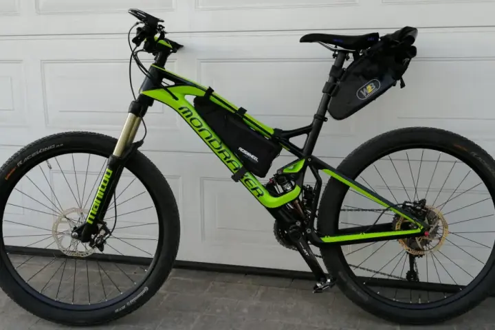 Zielony rower Mondraker z sakwami, gotowy na trasę Wisła 1200.