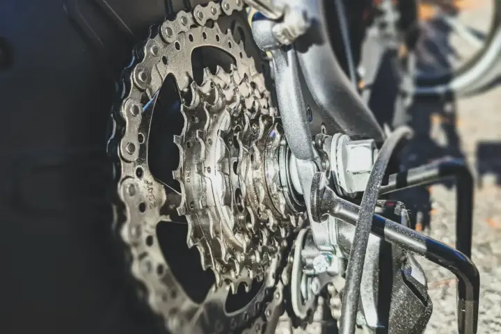 Zbliżenie na kasetę rowerową. Dowiedz się, jak rozpiąć łańcuch rowerowy, by samodzielnie dokonać naprawy.
