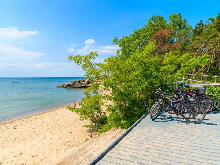 Rowerowe wyprawy po kujawsko-pomorskim wybrzeżu. Plaże, lasy i czyste powietrze czekają na odkrycie.