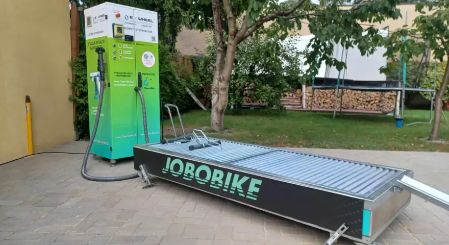 Stacja do mycia rowerów z podjazdem JOBOBIKE. Gotowy do mycia roweru na myjni.